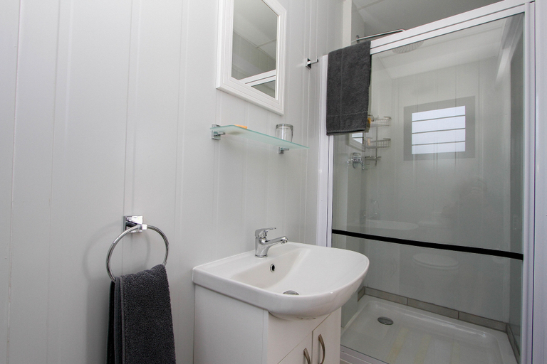 Bathroom 4, SleepOver Malelane Gate, Ehlanzeni