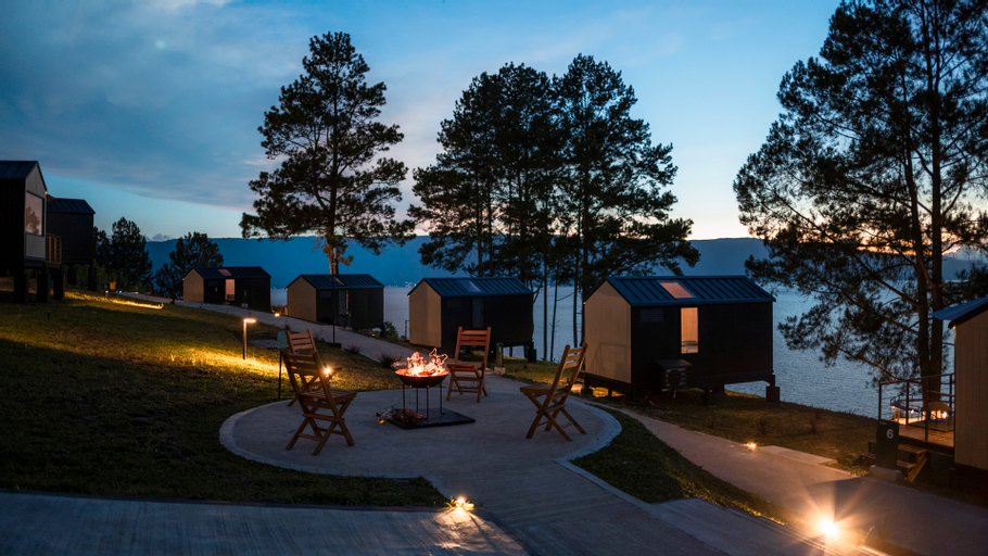 Exterior & Views 13