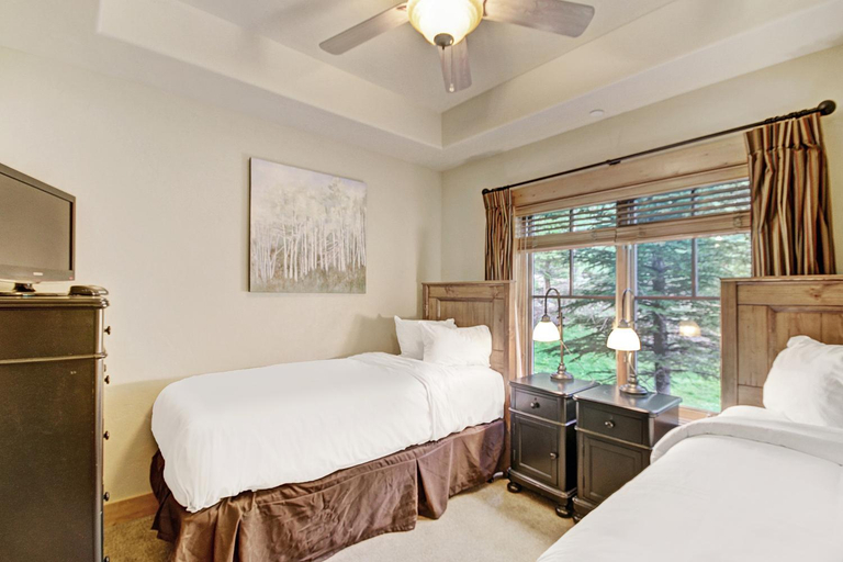 Bedroom 2, Mountain Thunder M203, Summit