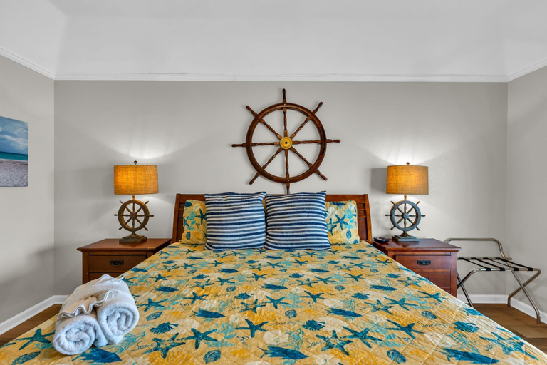 Room 5, Backyard Oasis Hot Tub and 2 Shaded Decks, Galveston