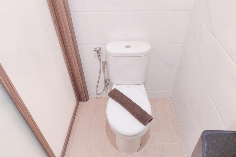 Bathroom 5, Comfort and Homey Studio at Sky House BSD Apartment By Travelio, Tangerang Selatan