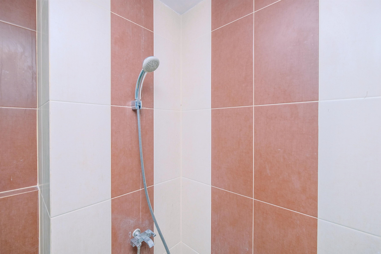 Bathroom 5, Nice and Simply Studio Room at Saladdin Mansion Apartment By Travelio, Depok