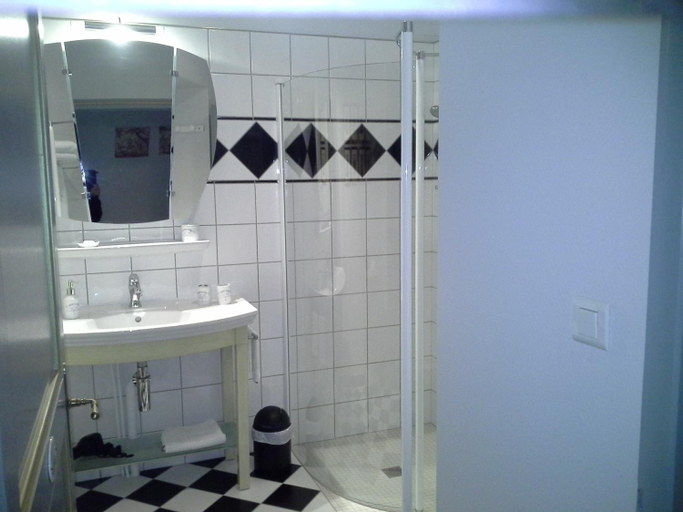 Bathroom, La Thebaide, Ain