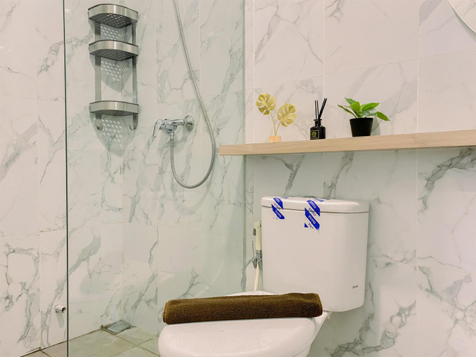 Bathroom 5, Modern Look 2BR Apartment at Anwa Residence By Travelio, South Tangerang