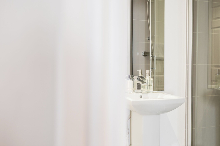 Bathroom 3, Stunning 2 Bed in Centre of Cheltenham, Gloucestershire