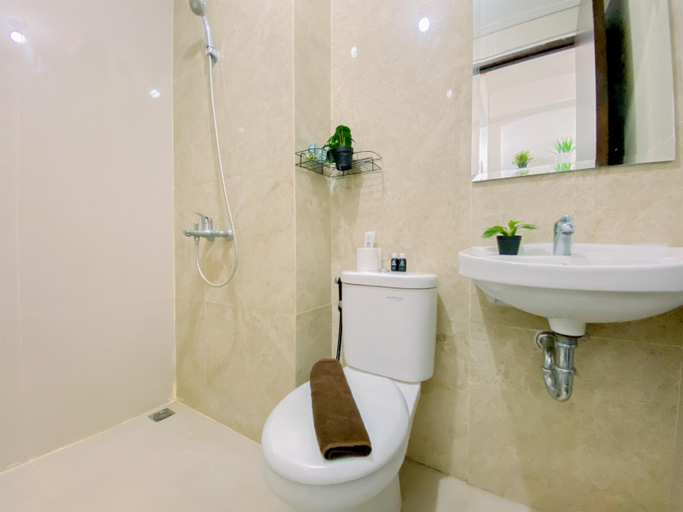 Bathroom 5, Relaxing Studio at Transpark Cibubur Apartment By Travelio, Depok