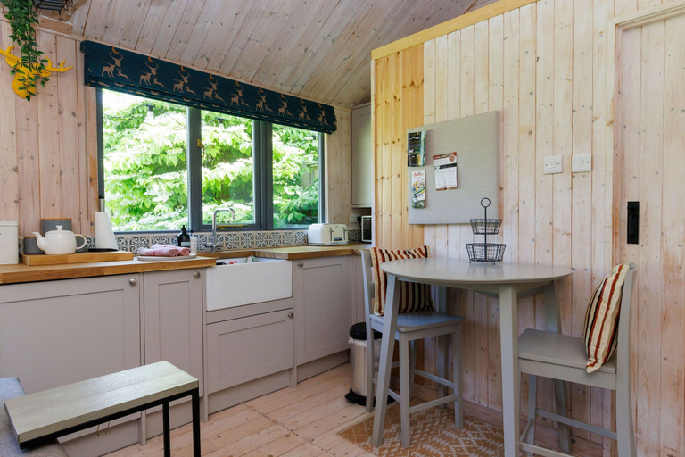 Others 4, Enchanting 4BD Cottage Lodge Nr Eartham Wood, West Sussex