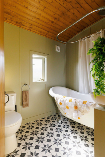 Room 3, Beautifully Restored WW2 Carriage - Sleeps 6, West Sussex
