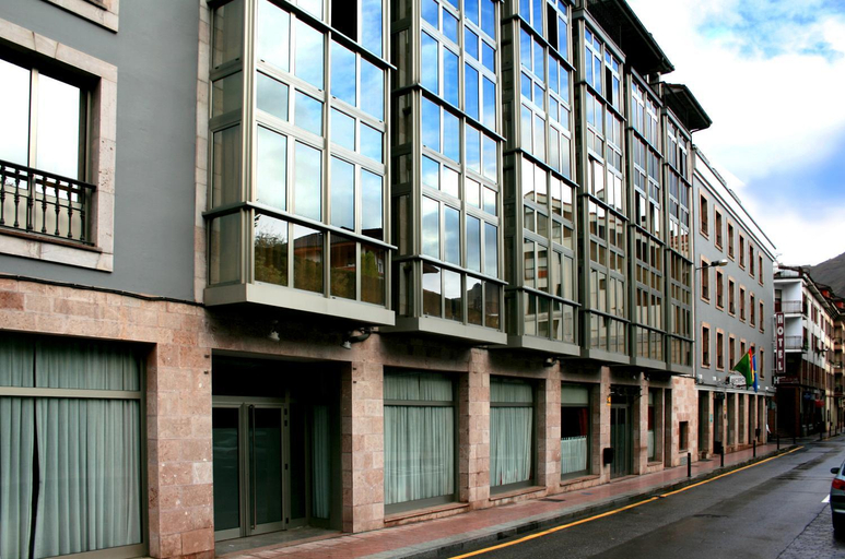 Exterior & Views
