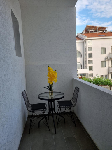 Others 2, Dom B Apartments