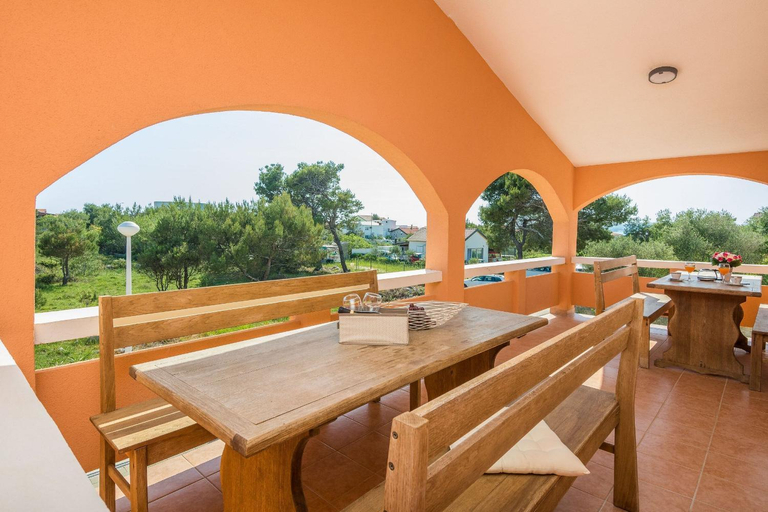 Food & Drinks, Apartments Hrskanovic, Vir