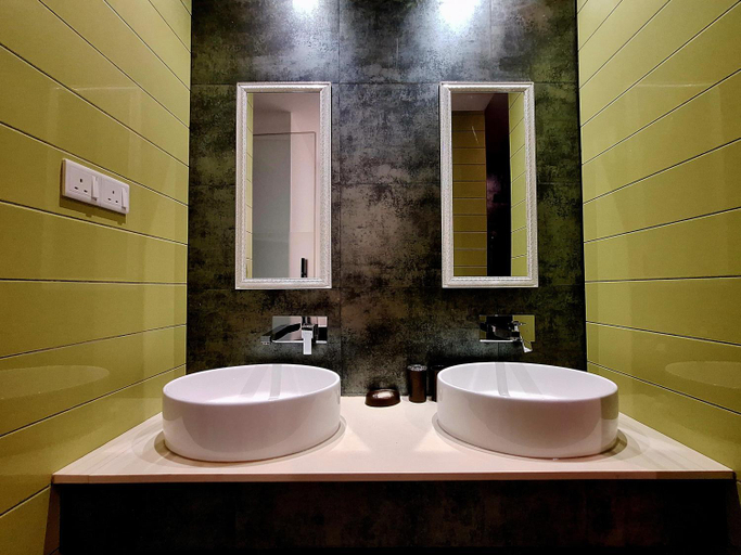 Bathroom 3, X Mirissa, Weligama