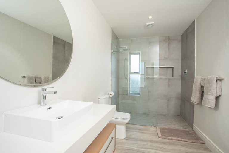Bathroom 2, The View Langebaan with heated pool, West Coast