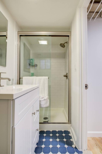 Bathroom 3, Private Studio in Serene DC Neighborhood, Washington D.C.