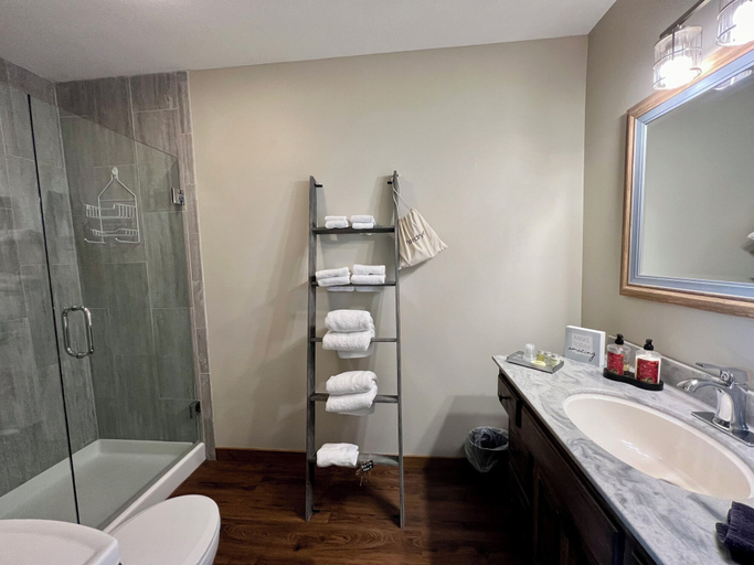 Bathroom 4, Walnut Waters Bed & Breakfast, Johnson