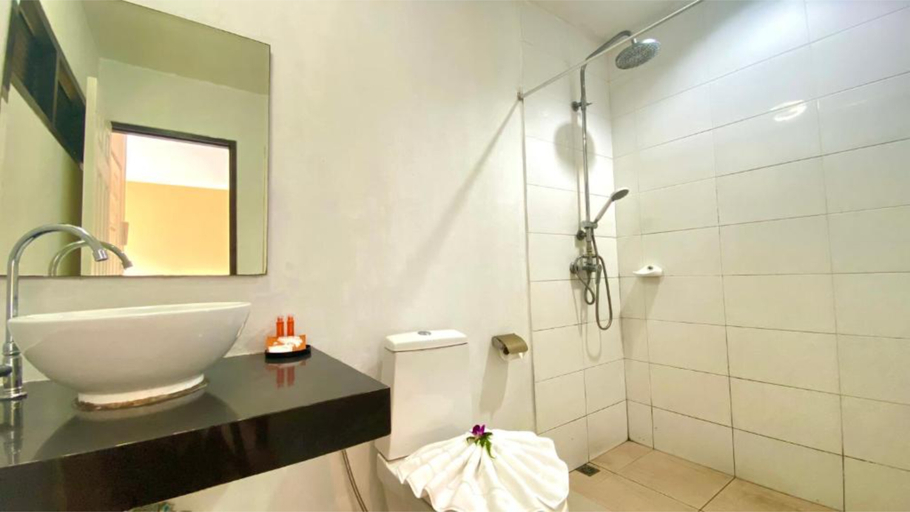 Bathroom 4, Kuapa Resort, Takua Pa