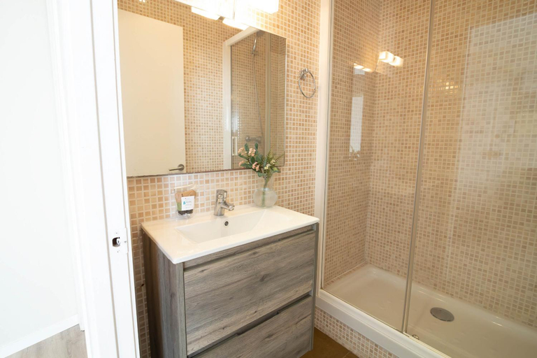 Bathroom 3, RIUS - Apartments & one Penthouse with private terrace in Montjuic, Barcelona