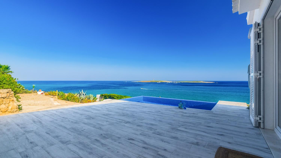 Others 2, Villa Lola, Baleares