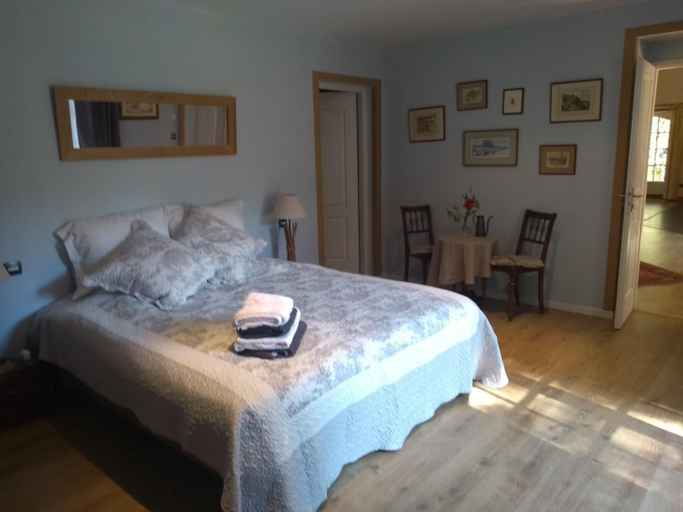 Bedroom 2, Le Domaine Des Platanes, Charente
