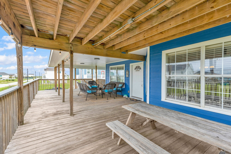 Room 3, Backyard Oasis Hot Tub and 2 Shaded Decks, Galveston