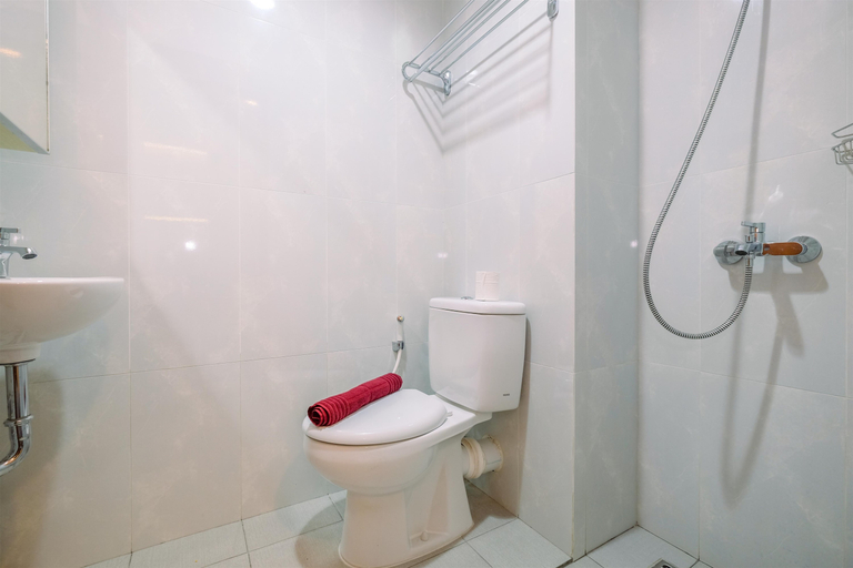Bathroom 5, Elegant Studio at Evenciio Margonda Apartment By Travelio, Depok