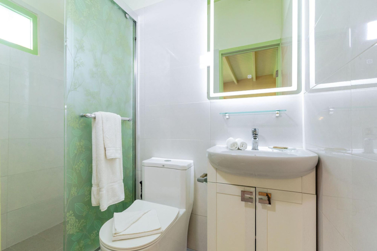 Bathroom 3, Flamingo Suite 1BR 1BA Apt w Pool Parking