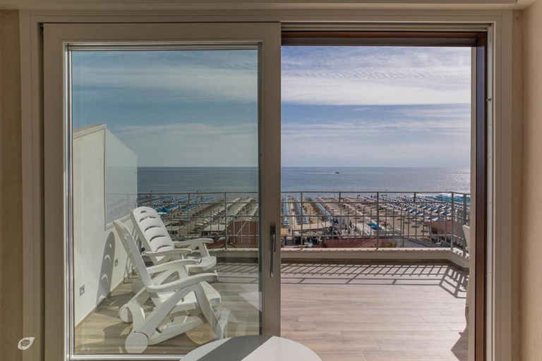 Others 5, Beachfront Penthouse with private parking, Lucca