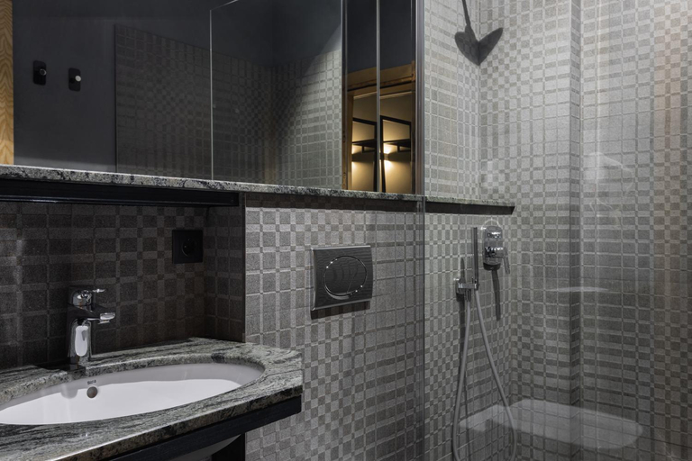 Bathroom 4, Plai