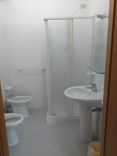 Bathroom 2, Quadruple room in Pineto - A stone throw from the sea, Teramo