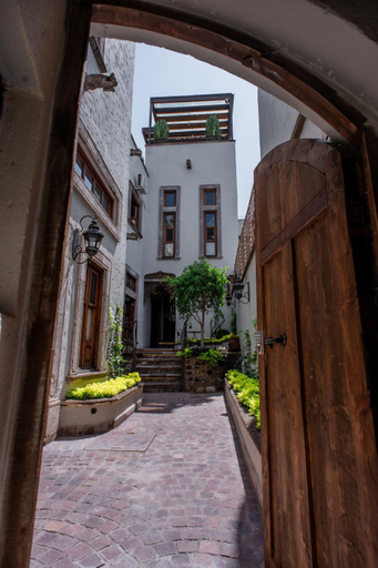 Exterior & Views