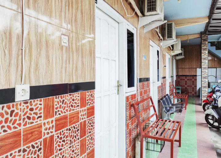 Exterior & Views 2, Queen Asri Mitra RedDoorz, Kediri