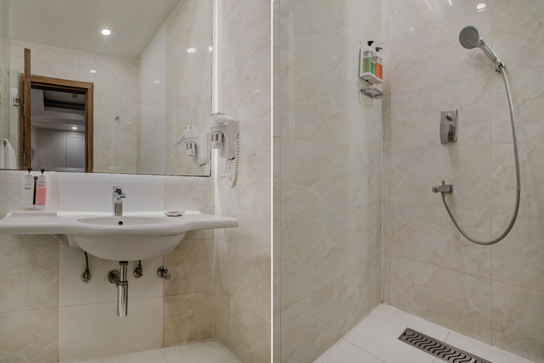 Bathroom, Iris Park Hotel, Delhi
