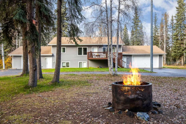 North Pole Escape with Deck and Aurora Lights Views!, Fairbanks North Star