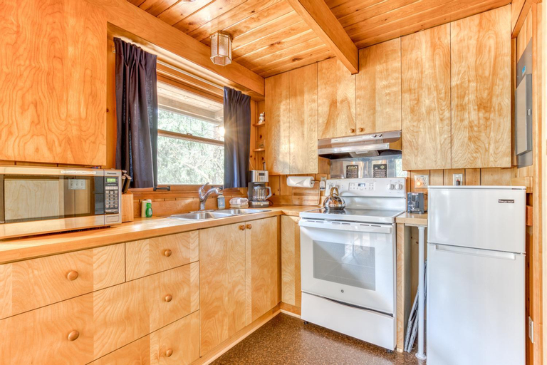 Others 3, Chalet Shangri-La, Clackamas