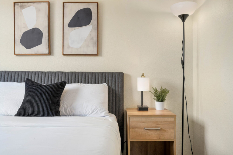 Room 3, Delightful Home w Fireplace Patio Fire Pit, Sacramento