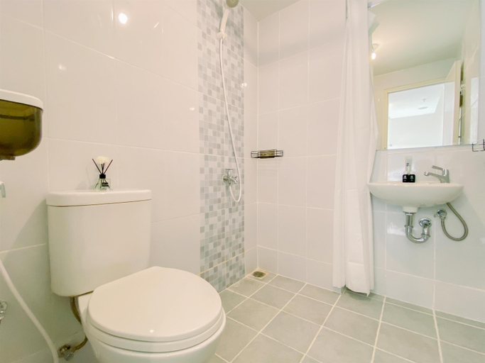 Bathroom 5, Cozy 2BR at Tokyo Riverside PIK 2 Apartment By Travelio, Tangerang