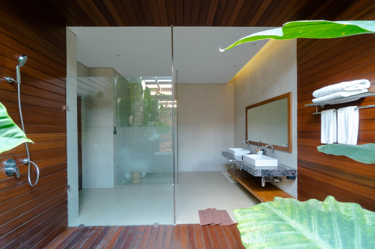 Bathroom 14