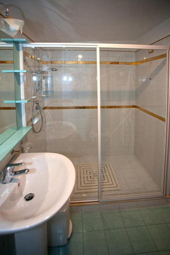 Bathroom 3, My Place, Benevento
