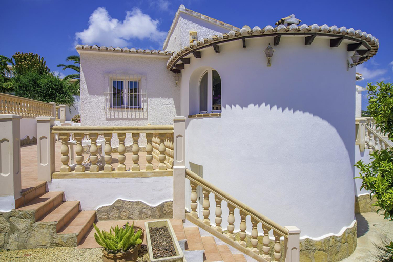 Exterior & Views