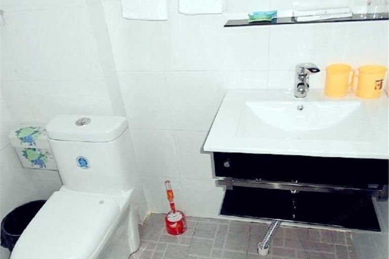 Bathroom 5, Longwangshan Huanle Inn, Huzhou