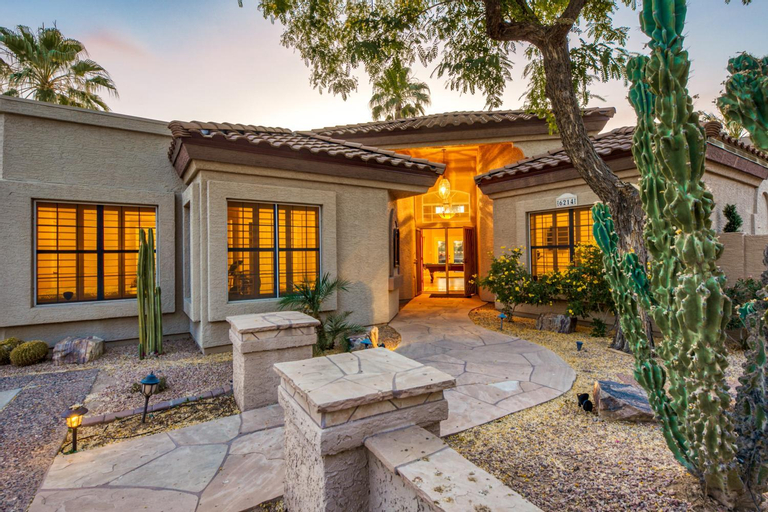 Exterior & Views
