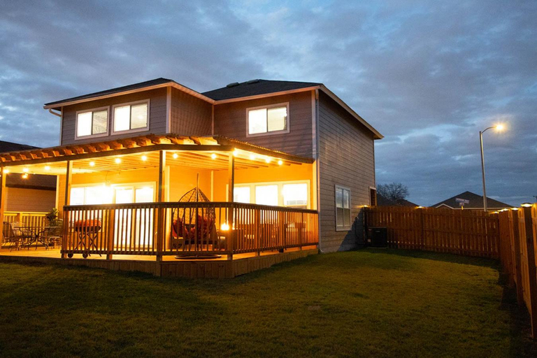 Exterior & Views, Cozy Home - Self Check-In w/Spacious Deck, Bexar
