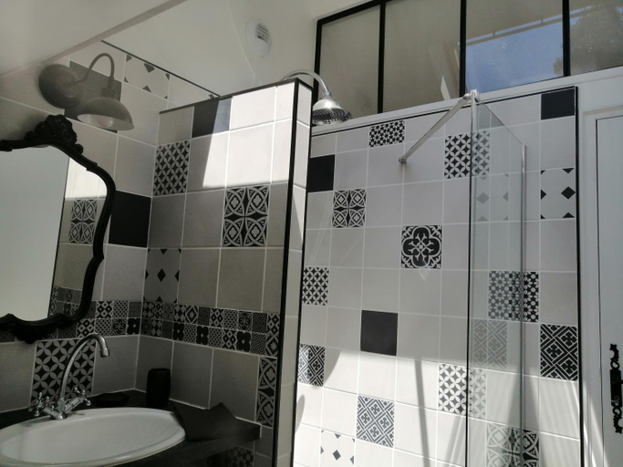 Bathroom 2, "Le Rooftop de la fontaine" dans cadre verdoyant, Eure-et-Loir