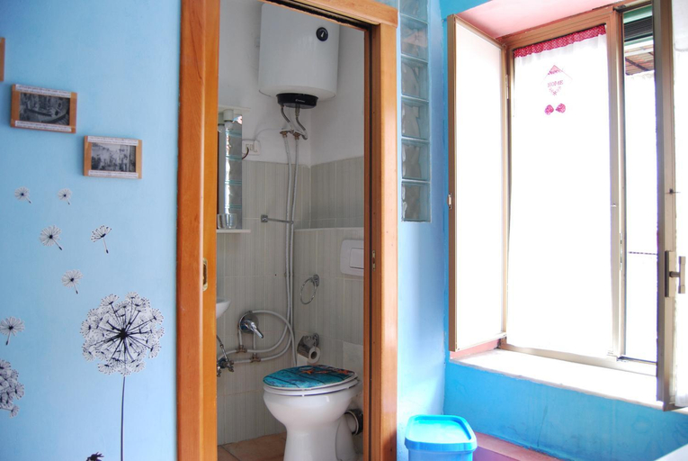 Bathroom 3, Il Salotto Mergellina, Napoli