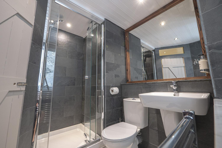 Bathroom 4, Cornerways Guest House, Cornwall