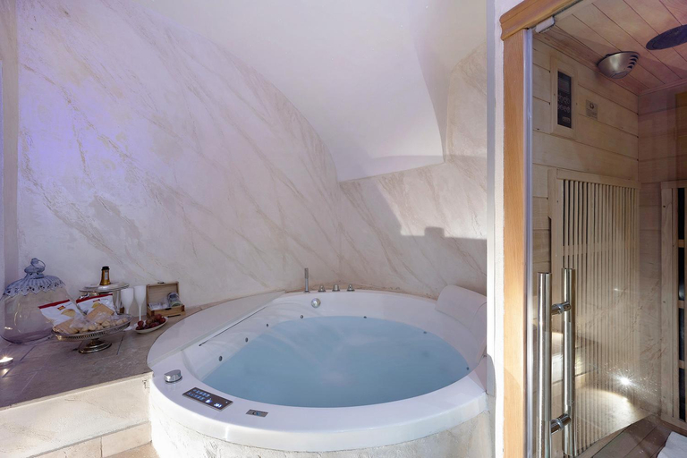 Bedroom 2, La stanza segreta con spa privata, Imperia