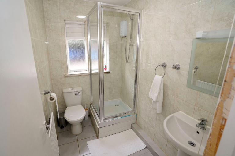 Bathroom 5, Gatwick Birchwood Lodge, Surrey