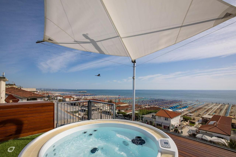Others 4, Beachfront Penthouse with private parking, Lucca