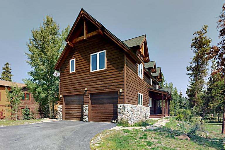 Exterior & Views 1, Wild Flower House, Summit
