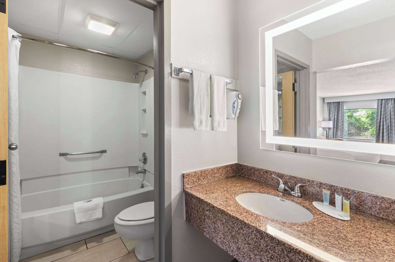Bathroom 4, Days Inn by Wyndham St George, Dorchester